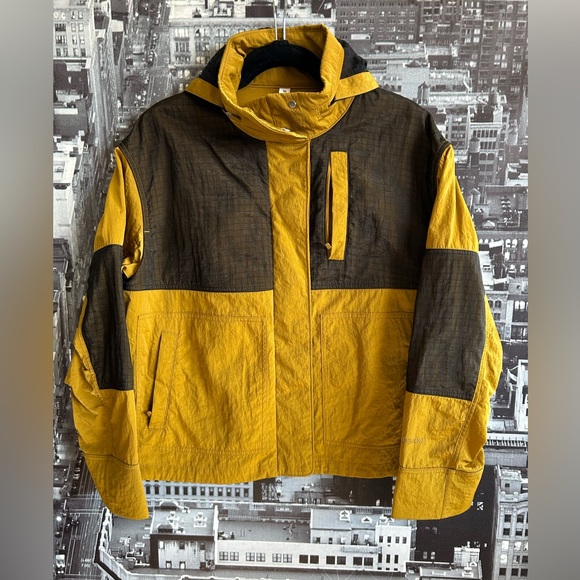 Lululemon Water-Repellent Mesh Jacket in Gold Spice / Black - Picture 5 of 15